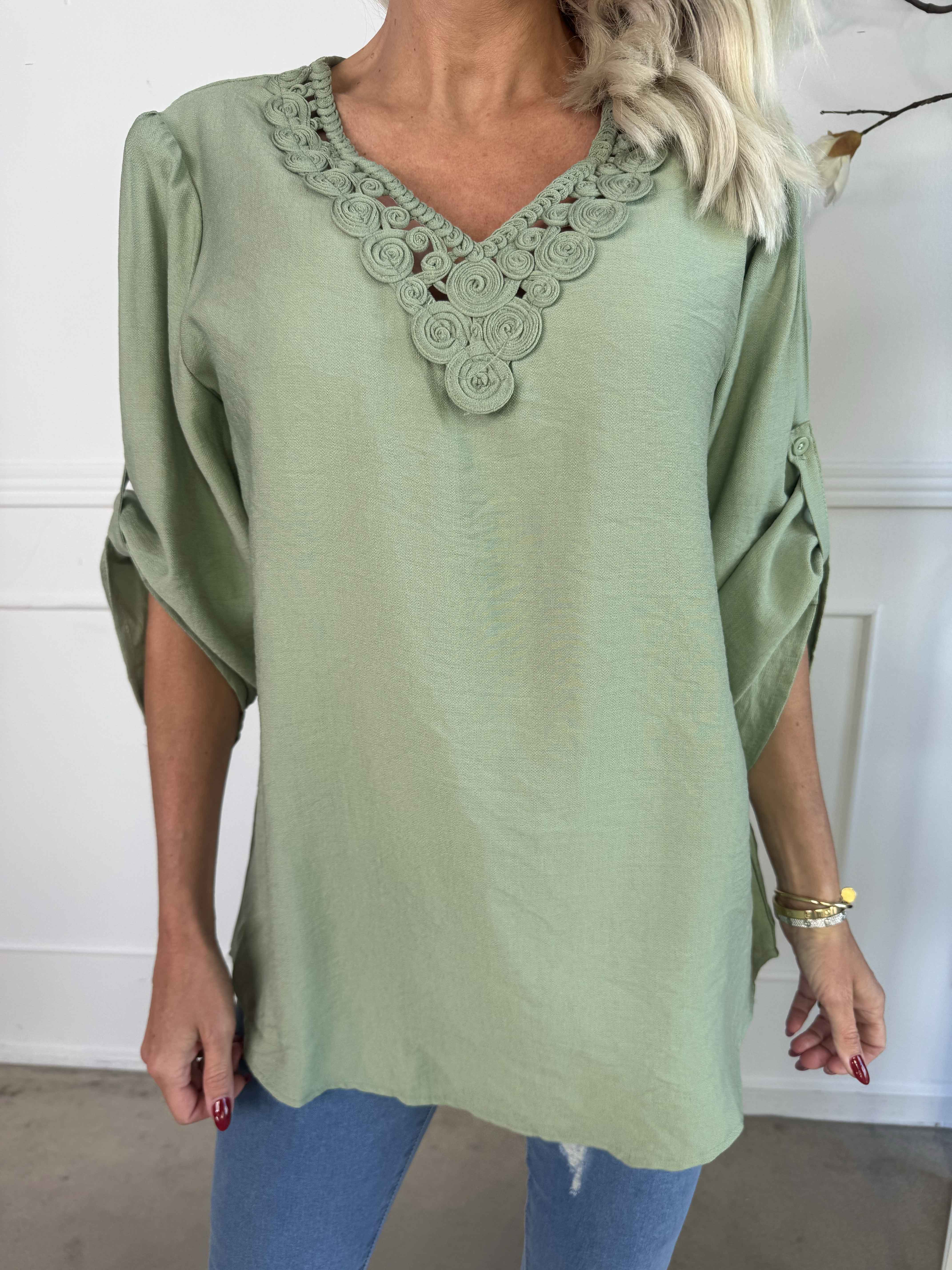 Gina - Bomullsblus med detaljerad v-ringning